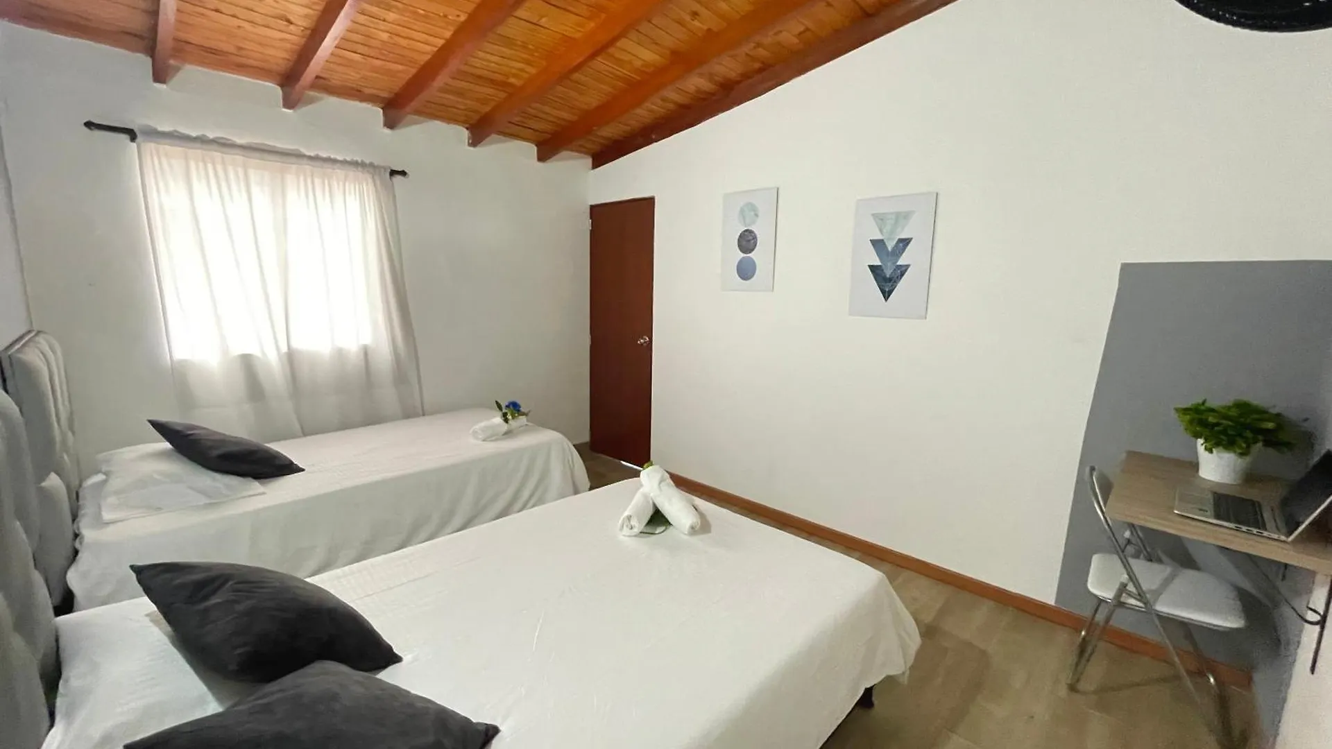 Homer Colors - Tu Hogar En Medellin Para 20 Personas Penzion