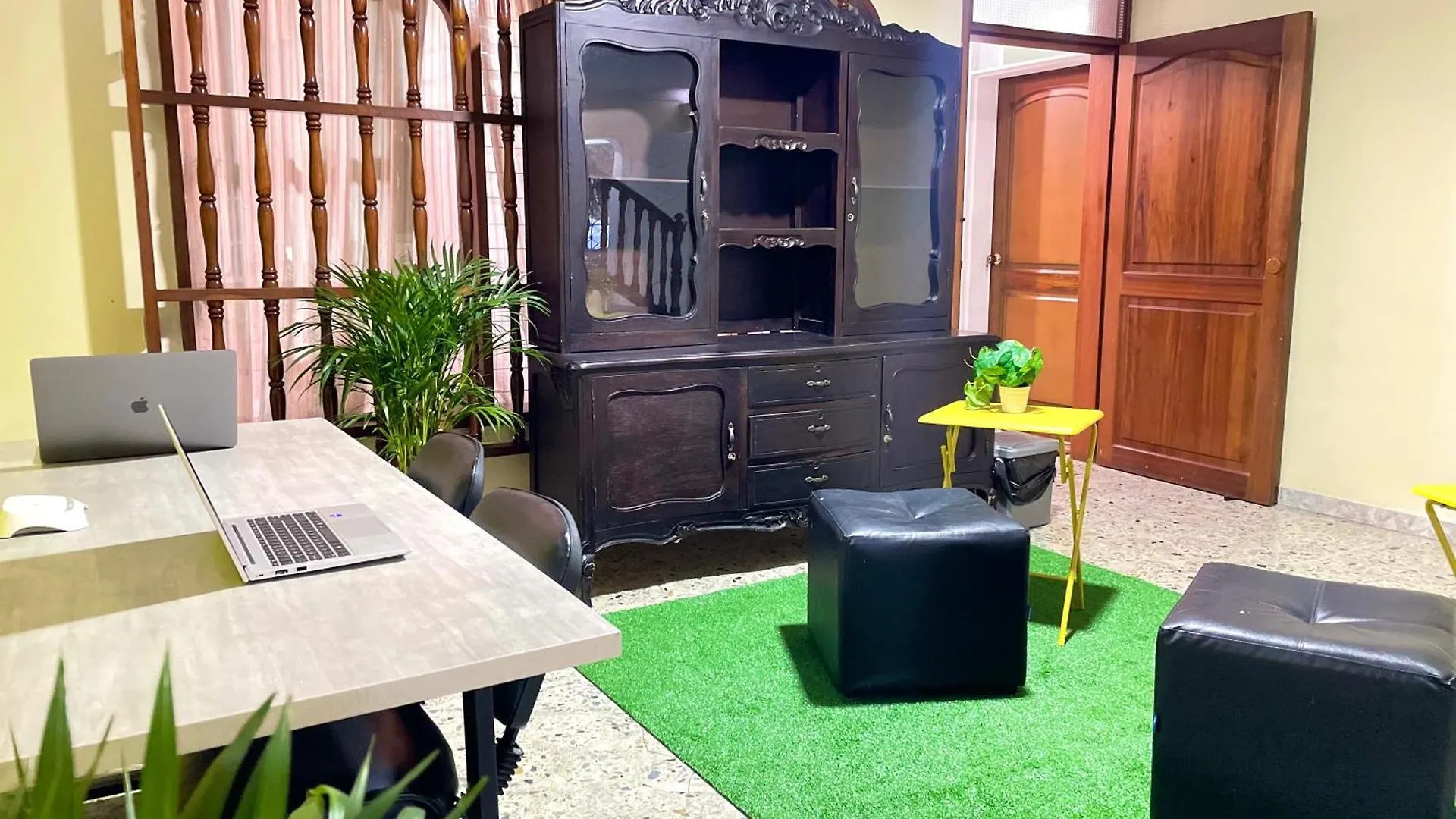 Homer Colors - Tu Hogar En Medellin Para 20 Personas Penzion