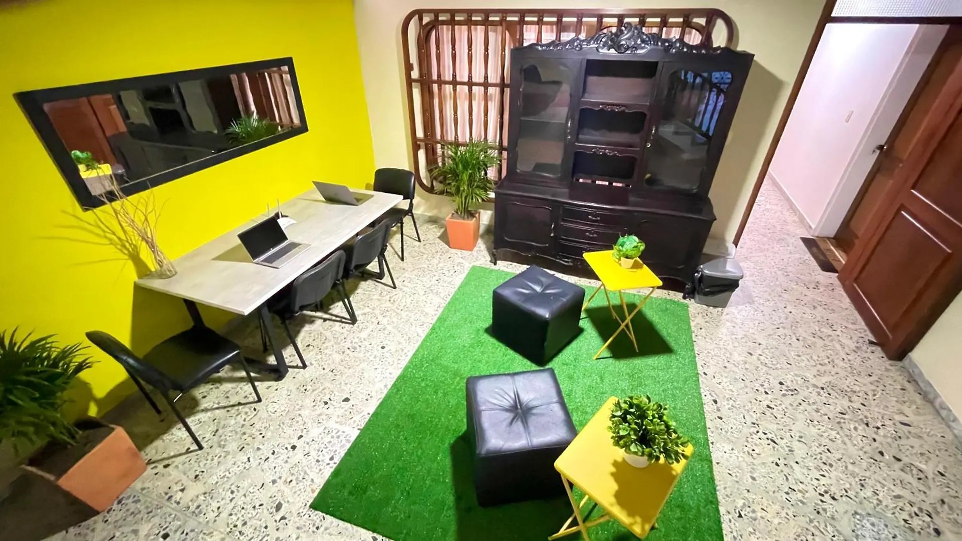 Penzion Homer Colors - Tu Hogar En Medellin Para 20 Personas Kolumbie