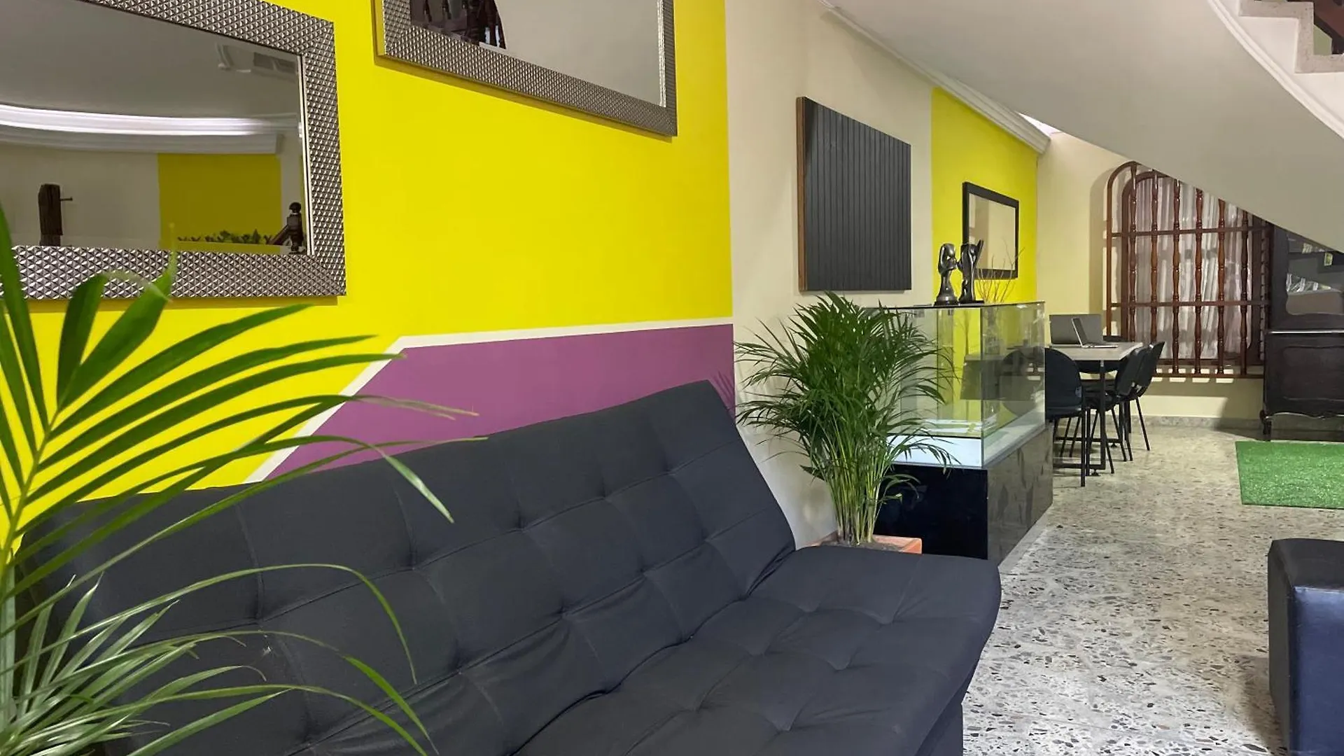 Homer Colors - Tu Hogar En Medellin Para 20 Personas Guest house