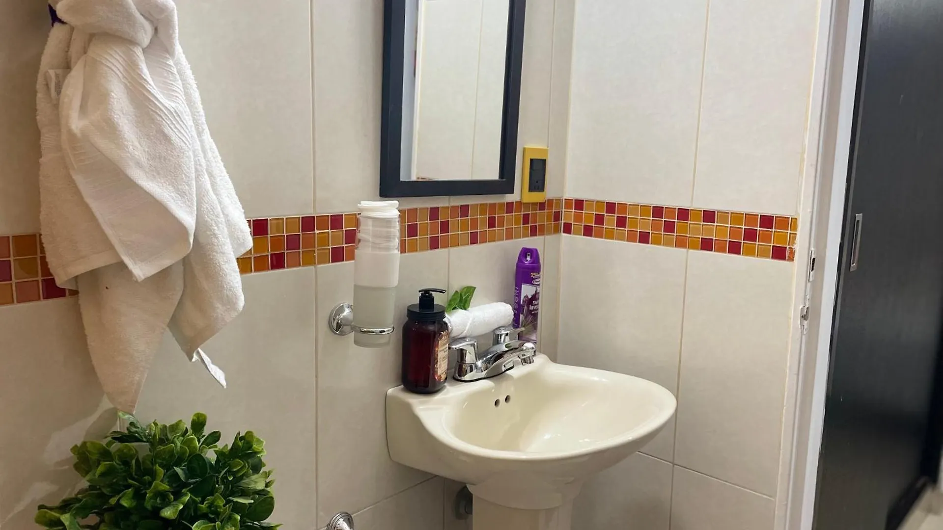 Guest house Homer Colors - Tu Hogar En Medellin Para 20 Personas